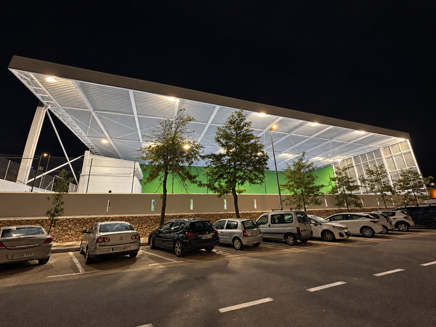 Cubierta deportiva iluminada de noche en Teulada
