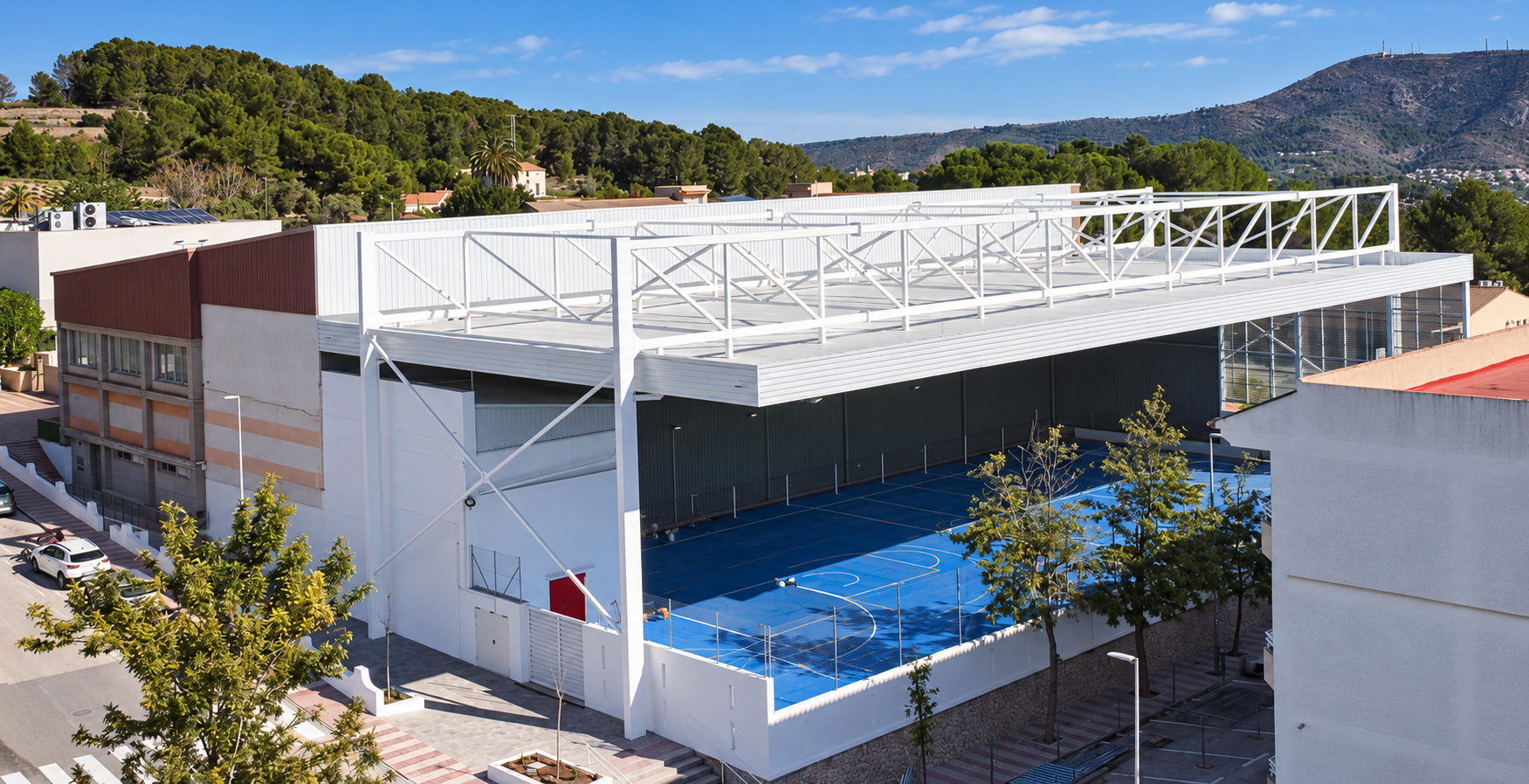 Vista elevada de las vigas metálicas sobre la cubierta deportiva de Teulada