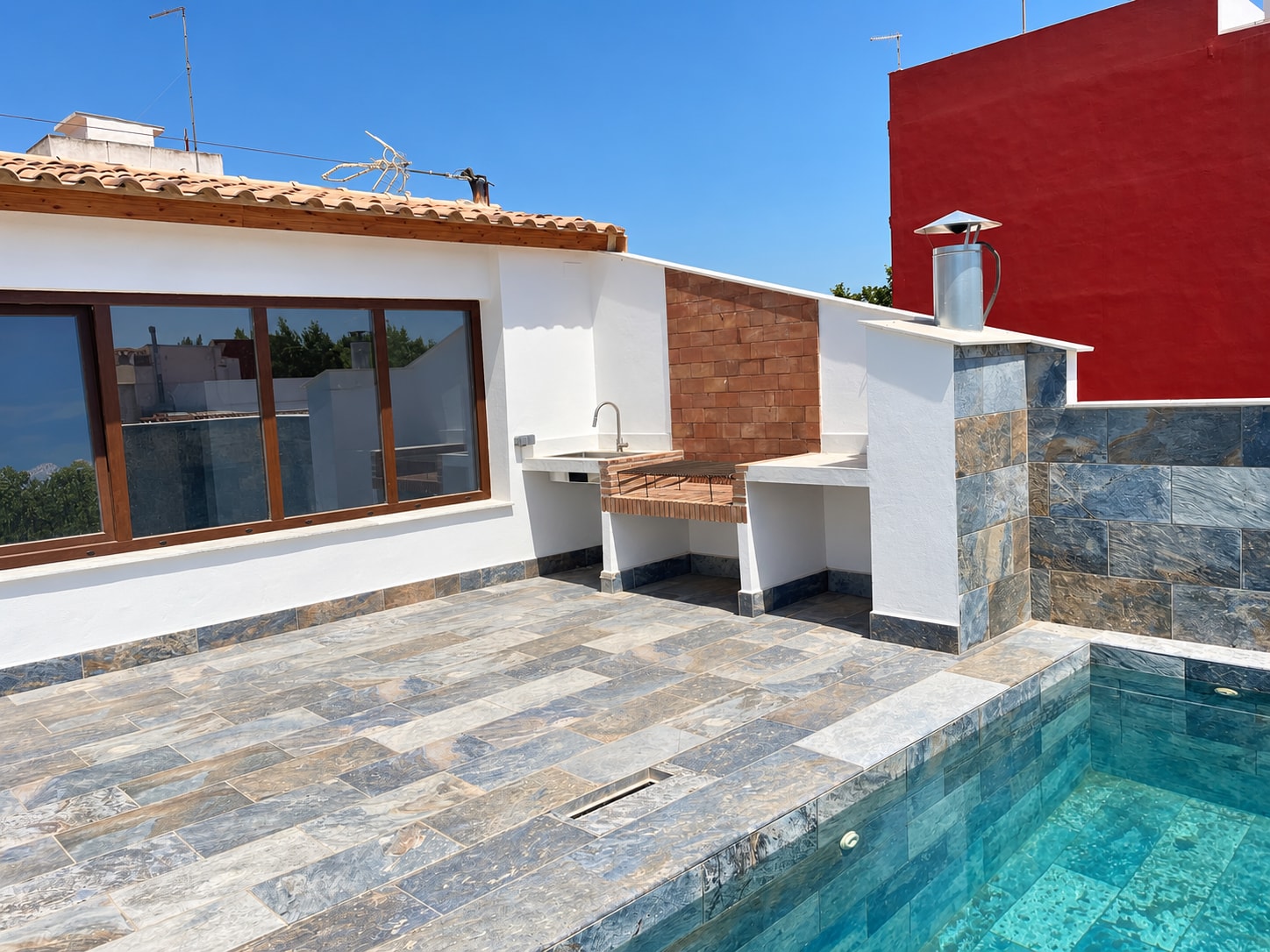 Swimming pool integrated into the rooftop terrace